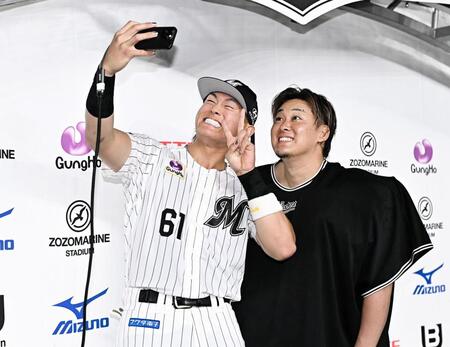 お立ち台で自撮りをするサヨナラ打を放った山本（左）と今季５勝目を挙げた鈴木（撮影・開出牧）