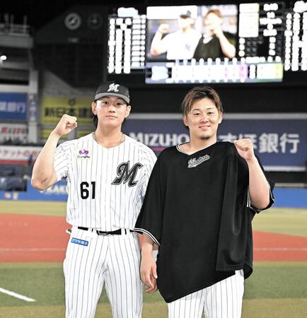 チームを５割復帰に導き、ガッツポーズを決めるサヨナラ打を放った山本（左）と今季５勝目を挙げた鈴木（撮影・開出牧）