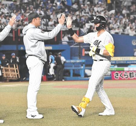 サヨナラ打を放ちサブロー監督（左）とタッチを交わす山本（撮影・開出牧）