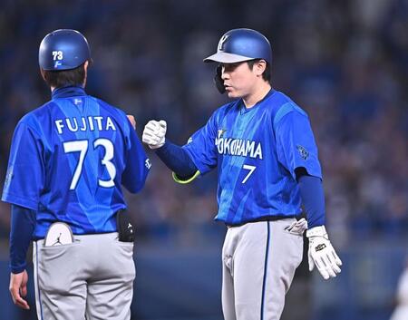 ３回、同点の中前適時打を放ち、藤田コーチ（左）とタッチを交わす佐野（撮影・開出牧）