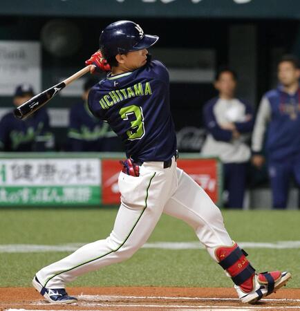 　６回ヤクルト無死、内山が中前打を放つ
