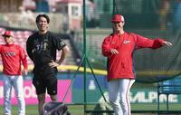 言葉を交わす前田健と森下（撮影・金田祐二）