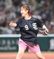 セレモニアルピッチを行った声優の徳井青空（撮影・園田高夫）