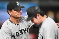 ８回、肩を落として降板する竹丸（右）を迎える橋上監督代行（撮影・園田高夫）