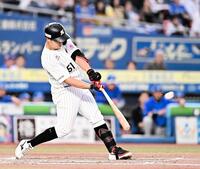 ２回、先制の中越えソロを放つ山口（撮影・開出牧）
