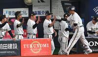 １回、西川の先制ソロに沸く岸田監督らオリックスナイン（撮影・飯室逸平）