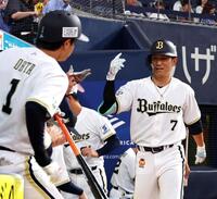 １回、西川はソロを放ち生還しナインに迎えられる（撮影・山口登）