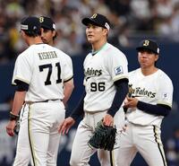 ５回、満塁のピンチを迎え降板する高島（撮影・山口登）