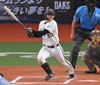 ７回、中前打を放つ山中（撮影・飯室逸平）