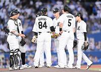 ３回、佐野に同点の中前適時打を打たれた広池（右から３人目）＝撮影・開出牧