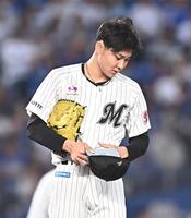 ３回、牧に死球を当て帽子を取る広池（撮影・開出牧）