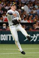 ４回、岩田のセーフティーバントをさばき、一塁に送球する三塁手・栗原