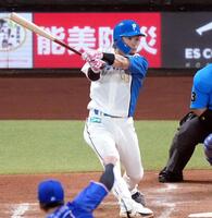 ５回、水野が勝ち越しの三塁打を放つ