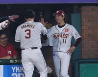 ７回、村林の逆転２点二塁打で生還した浅村を迎える岸（撮影・金田祐二）