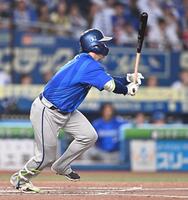 ３回、同点の中前適時打を放つ佐野（撮影・開出牧）