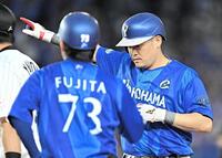 ３回、勝ち越しの左前適時打を放ちポーズを決める筒香（撮影・開出牧）