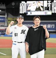チームを５割復帰に導き、ガッツポーズを決めるサヨナラ打を放った山本（左）と今季５勝目を挙げた鈴木（撮影・開出牧）