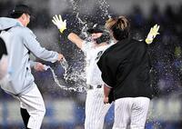 ９回、サヨナラの右前適時打を放ちウォーターシャワーを浴びる山本（撮影・開出牧）