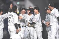 ９回、サヨナラの右前適時打を放ちナインから手荒い祝福を受ける山本（中央）＝撮影・開出牧