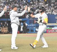 サヨナラ打を放ちサブロー監督（左）とタッチを交わす山本（撮影・開出牧）