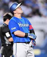 ３回、死球を受け顔をゆがめる牧（撮影・開出牧）