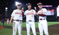 勝利を喜ぶ浅村、岸、村林（撮影・金田祐二）