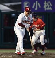 ７回、四球を選び通算１０００四球の浅村（撮影・金田祐二）
