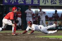 ７回、村林の逆転３点二塁打で一走・浅村がヘッドスライディングで生還（撮影・金田祐二）