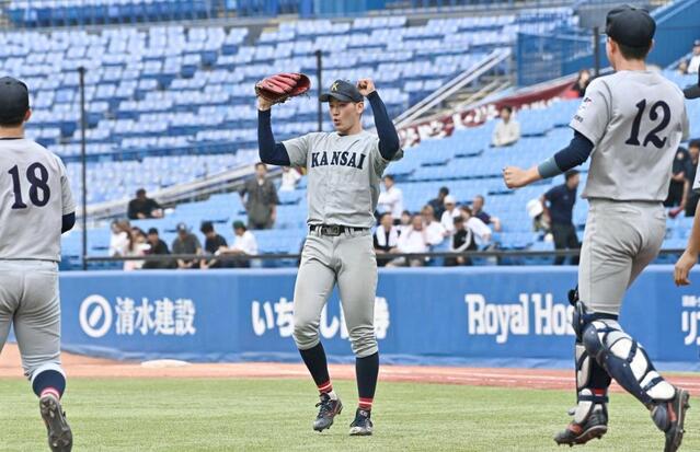 　金沢学院大に勝利し、ガッツポーズをする関大・百合沢
