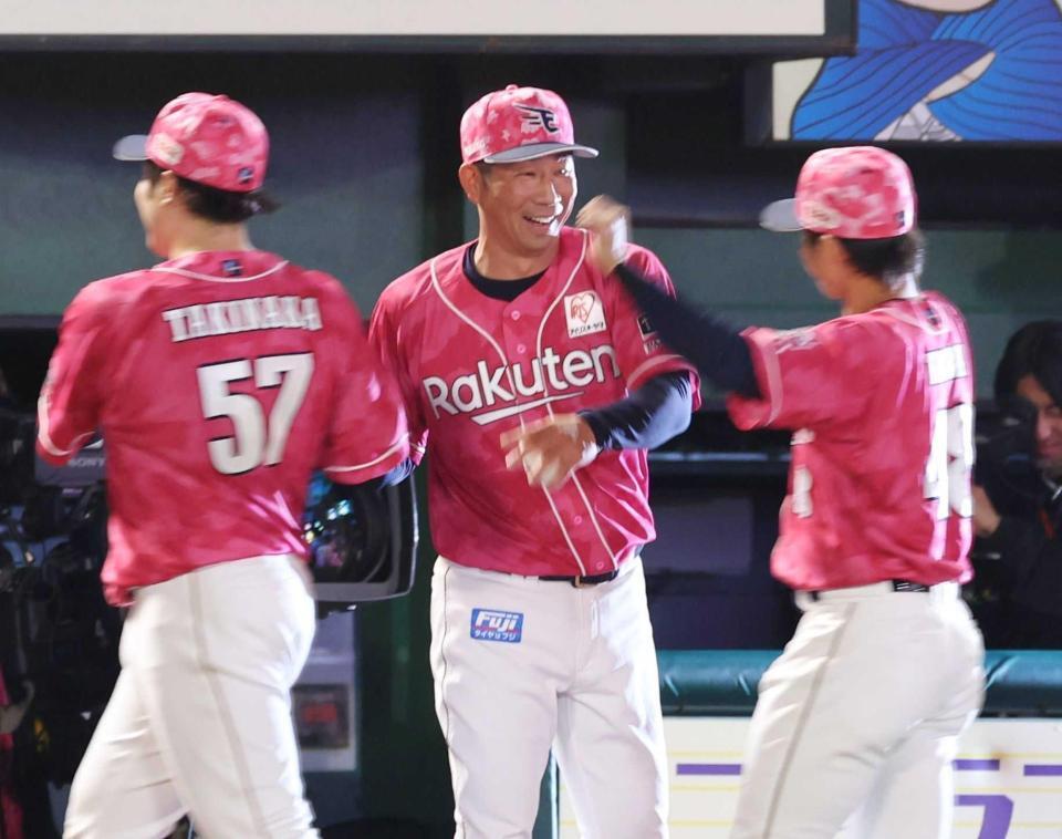 　監督代行初勝利を挙げ、笑顔でナインを迎える塩川監督代行（撮影・金田祐二）