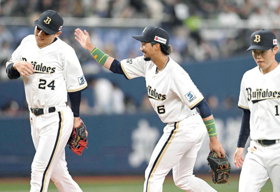 　勝利を喜ぶ宗（右）らオリックスナイン（撮影・飯室逸平）