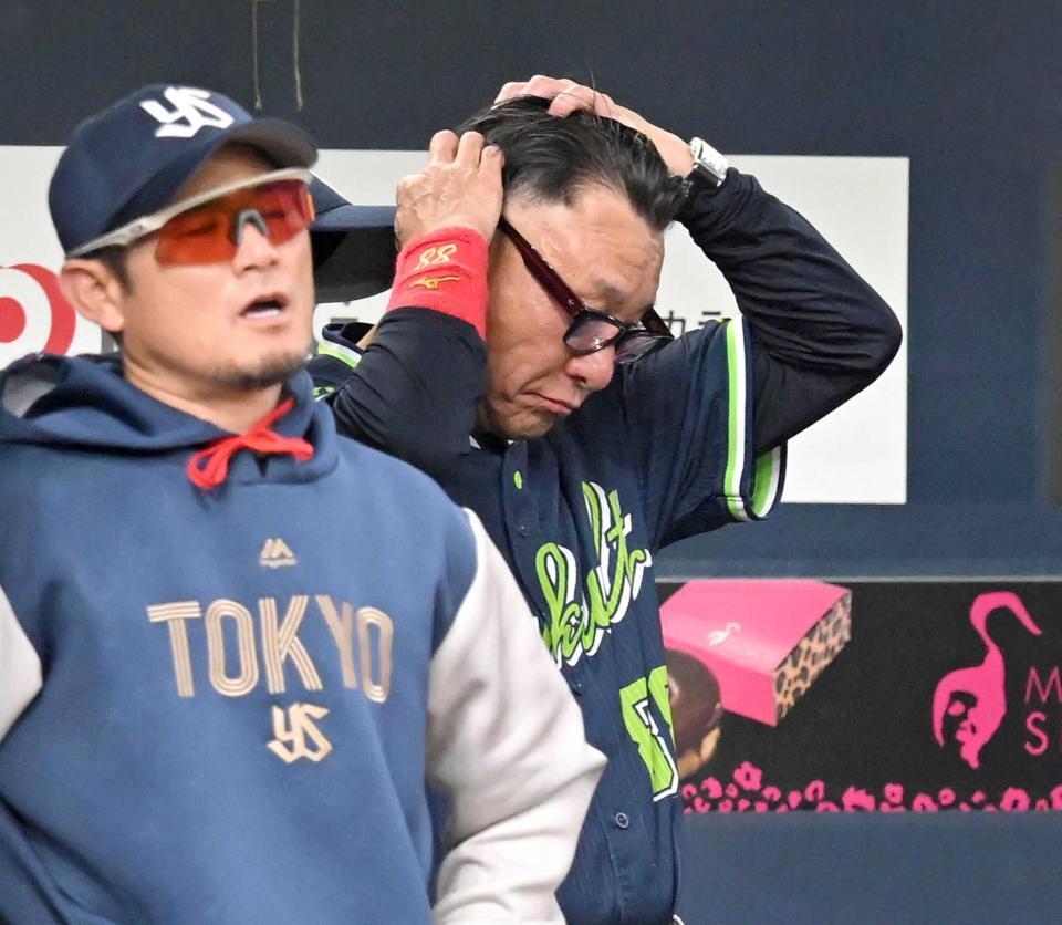 　ベンチで頭を抱える池山監督
