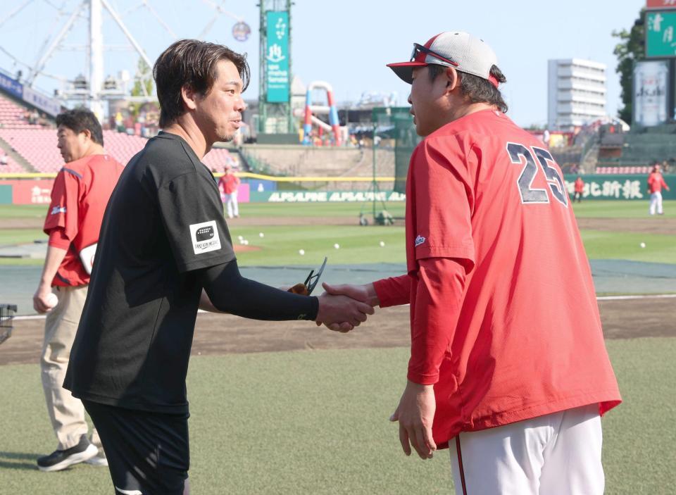 言葉を交わす楽天・前田健と広島・新井監督（撮影・金田祐二）