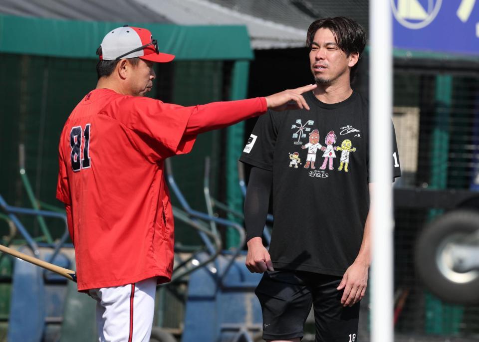言葉を交わす楽天・前田健と広島・石原コーチ（撮影・金田祐二）