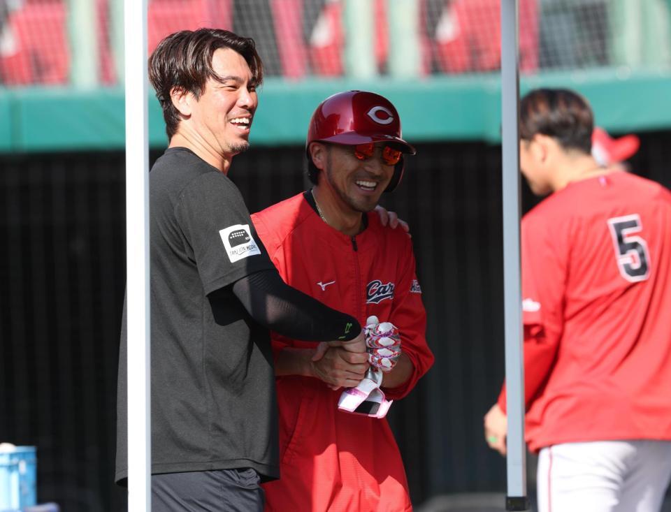 言葉を交わす前田健と菊池（撮影・金田祐二）