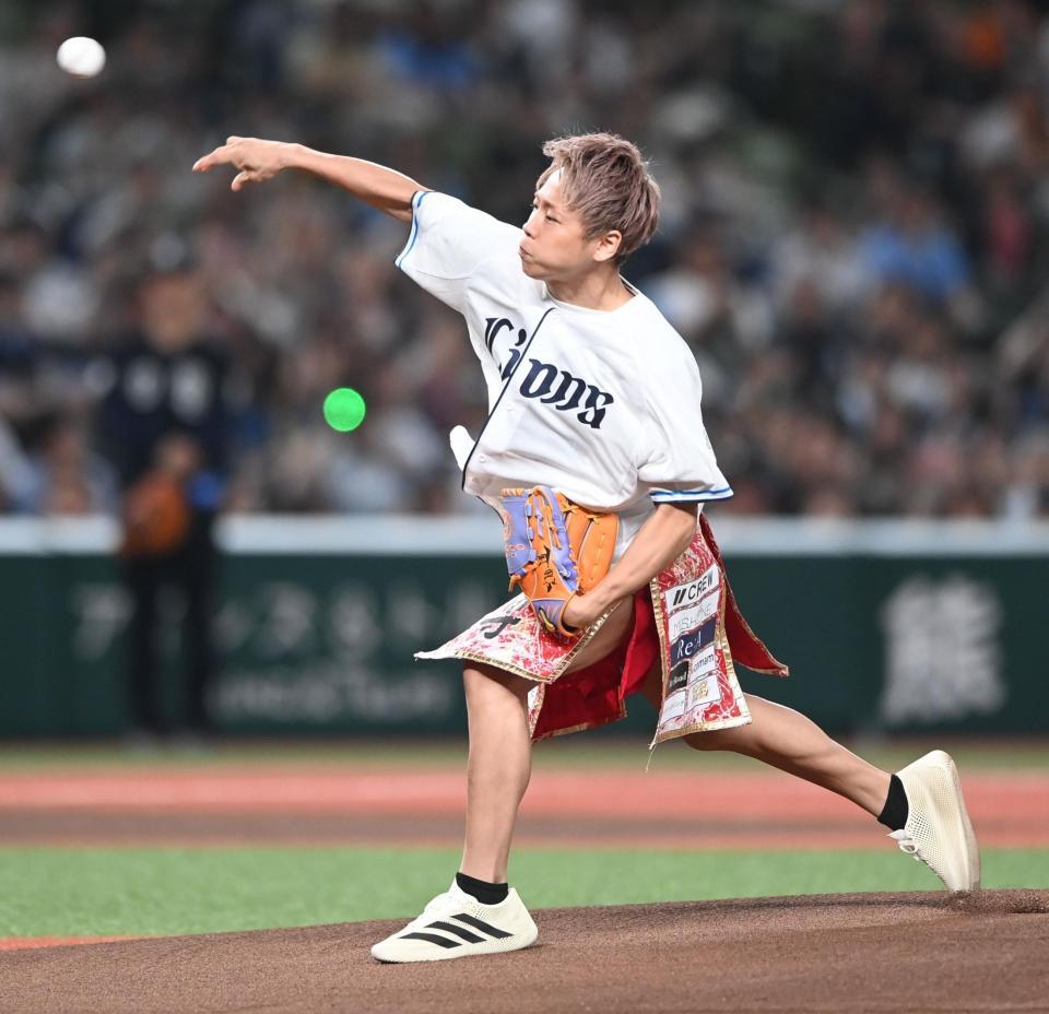 始球式を行った武尊（撮影・園田高夫）