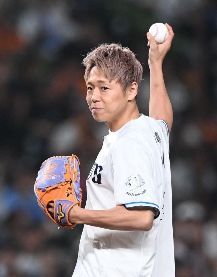始球式に登場した武尊（撮影・園田高夫）