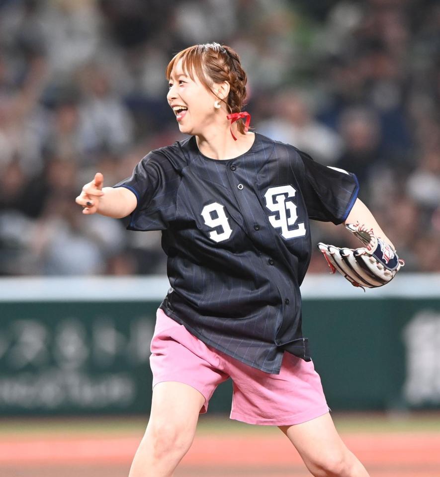 セレモニアルピッチを行った声優の徳井青空（撮影・園田高夫）