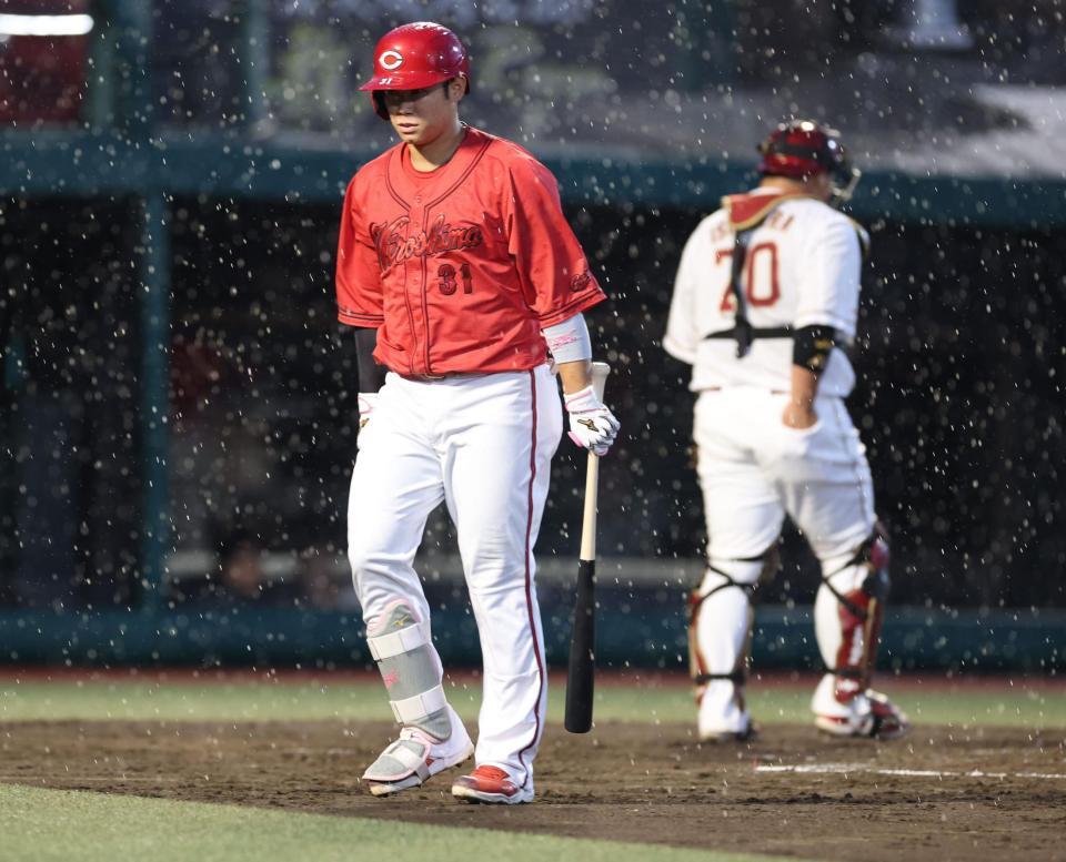 ３回。降雨中断の為引き揚げる坂倉（撮影・金田祐二）