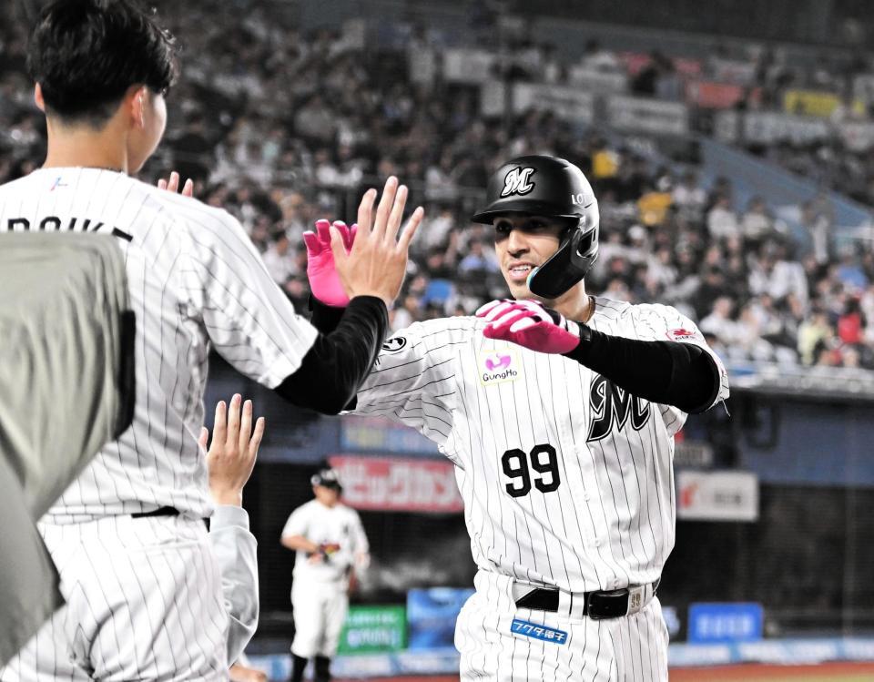 ４回、同点の左越えソロを放ち広池（左）とタッチを交わすソト（撮影・開出牧）