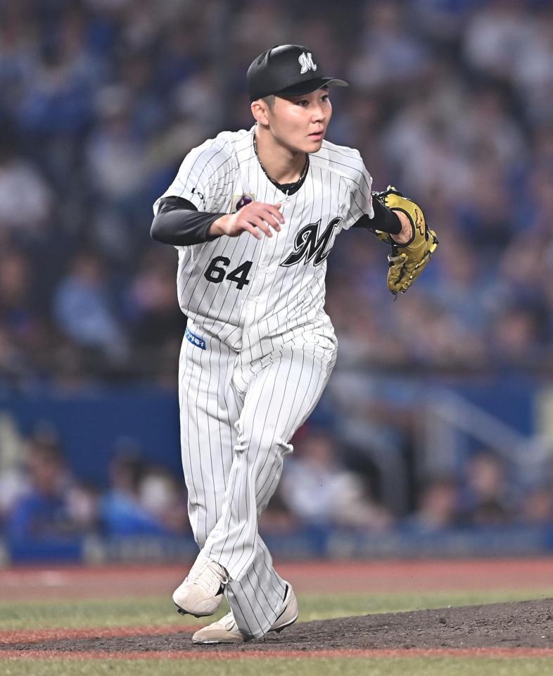 ７回、戸柱を二ゴロに打ち取りベースカバーに走る広池（撮影・開出牧）