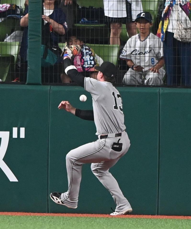 ８回、代打・西川の打球を落球するキャベッジ（撮影・園田高夫）