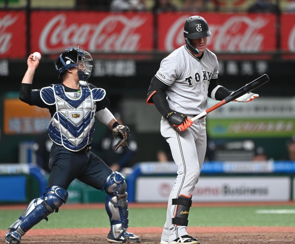５回、空振り三振に倒れたキャベッジ（右）＝撮影・園田高夫