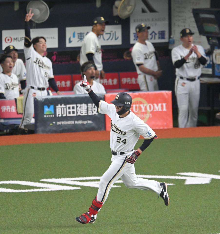 １回、８号ソロを放つ紅林（撮影・飯室逸平）