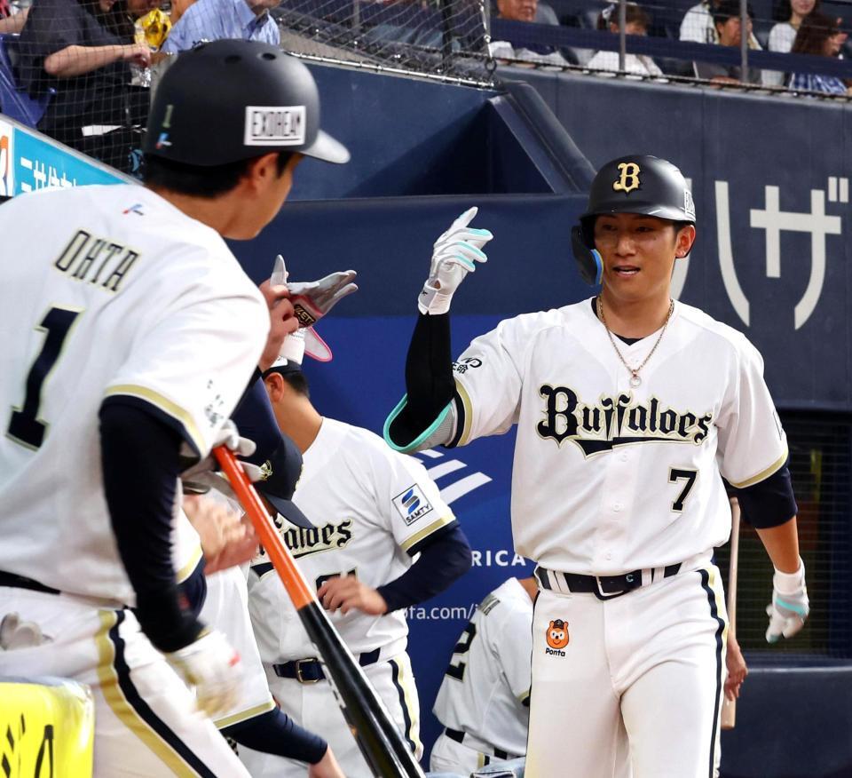 １回、西川はソロを放ち生還しナインに迎えられる（撮影・山口登）