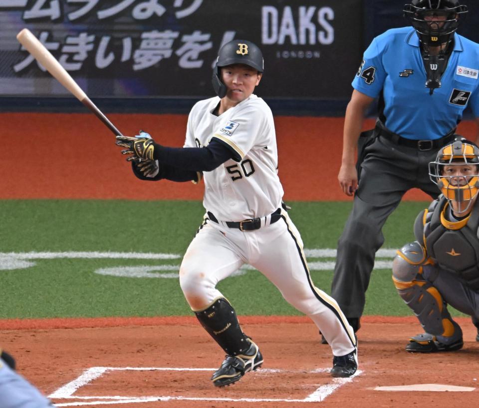 ７回、中前打を放つ山中（撮影・飯室逸平）