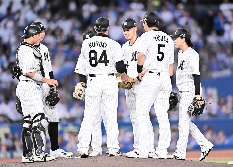 ３回、佐野に同点の中前適時打を打たれた広池（右から３人目）＝撮影・開出牧