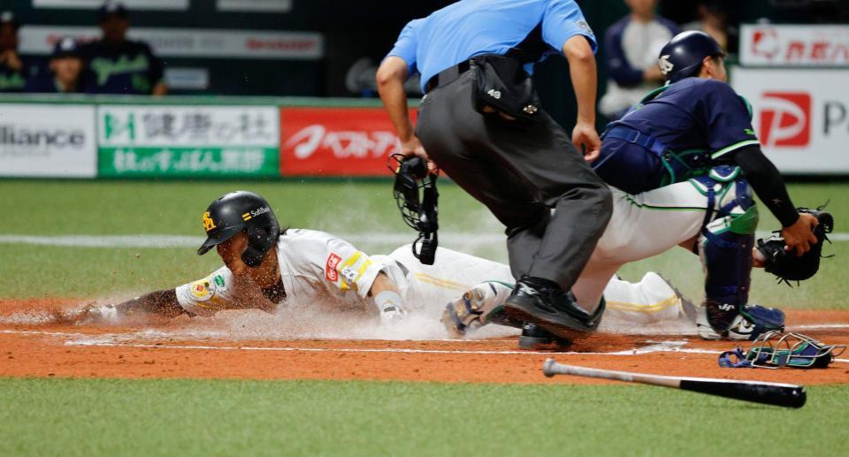 ２回、海野の投前スクイズで生還する三走・野村。捕手・古賀