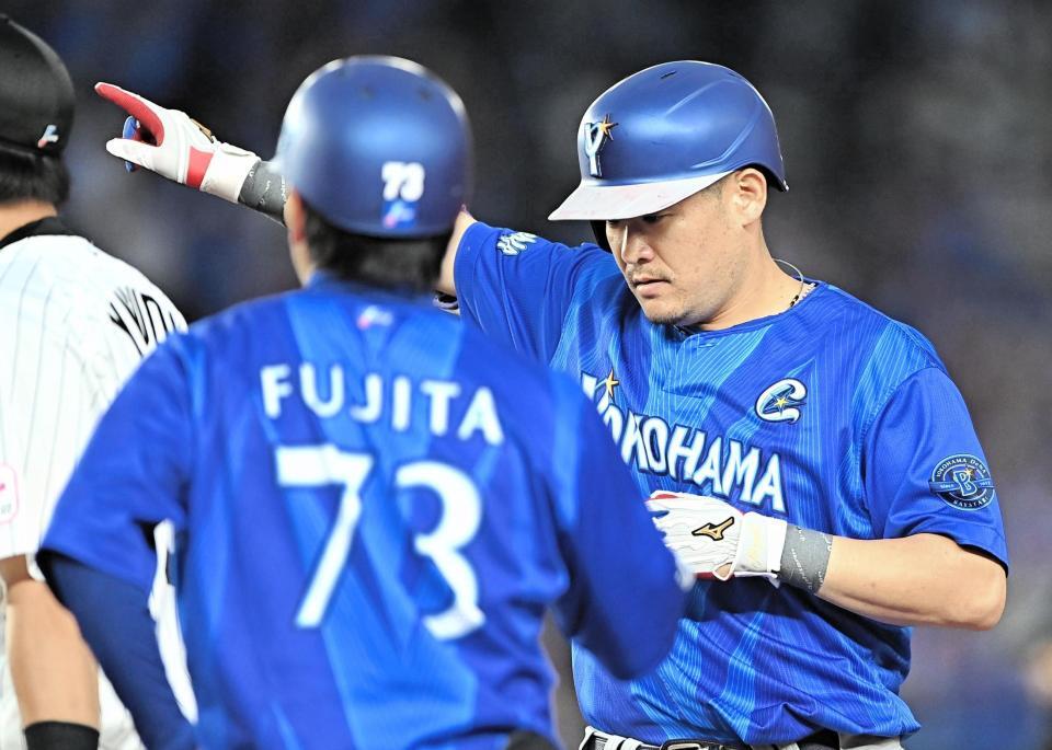 ３回、勝ち越しの左前適時打を放ちポーズを決める筒香（撮影・開出牧）