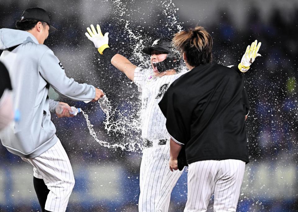 ９回、サヨナラの右前適時打を放ちウォーターシャワーを浴びる山本（撮影・開出牧）